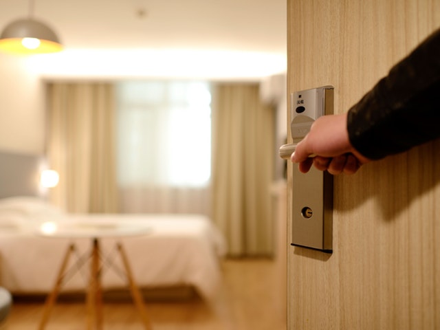 Tür zum Hotelzimmer wird geöffnet