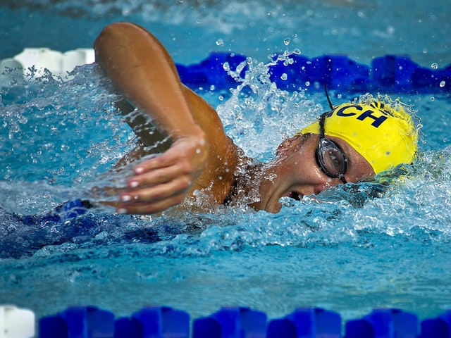 Frau die im Schwimmbad intensiv krault